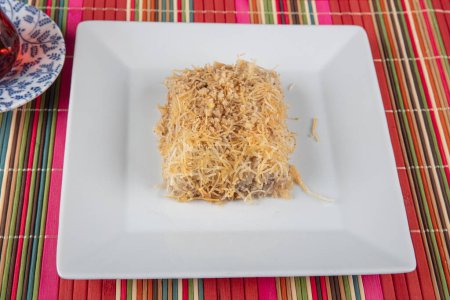 Téléchargez les photos : Dessert Kadayif. Dessert traditionnel turc et arabe Kadayif baklava à la noix de coco et pistache. - en image libre de droit