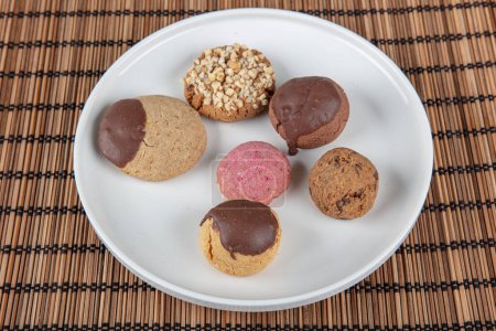Biscuits, Gâteau sec, Biscuits Photoshoot photo des biscuits. Truffes maison végétaliennes. Divers gâteaux séchés sur table en bois.