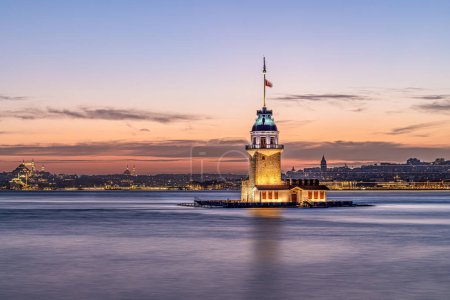 atardecer en el Bósforo con la famosa Torre de la Doncella (Kiz Kulesi) también conocida como Torre de Leandro, símbolo de Estambul, Turquía. Fondo de viaje escénico para papel pintado o libro guía