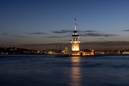 Sonnenuntergang über dem Bosporus mit dem berühmten Mädchenturm (Kiz Kulesi), auch bekannt als Leander-Turm, Symbol für Istanbul, Türkei. Landschaftlich reizvoller Hintergrund für Tapeten oder Reiseführer