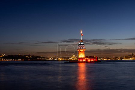Sonnenuntergang über dem Bosporus mit dem berühmten Mädchenturm (Kiz Kulesi), auch bekannt als Leander-Turm, Symbol für Istanbul, Türkei. Landschaftlich reizvoller Hintergrund für Tapeten oder Reiseführer