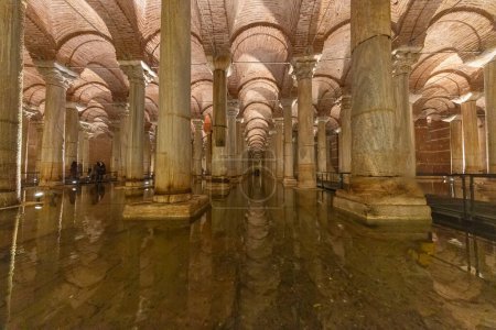 Foto de Turquía; Estambul; 2024 21 de marzo; La Cisterna Basílica - embalse subterráneo de agua construido por el emperador Justiniano en el siglo VI, Estambul, Turquía. La Cisterna Basílica, (Yerebatan), Estambul, Turquía. - Imagen libre de derechos