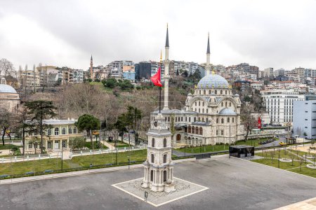 Mezquita Karakoy Nusretiye y torre de reloj tophane. La mezquita de Nusretiye es una mezquita ornamentada situada en el distrito de Tophane de Beyoglu, Estambul, Turquía..