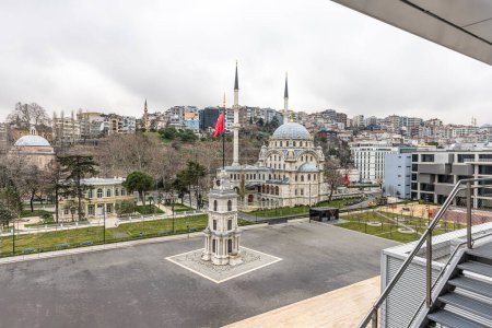 Karakoy Nusretiye Moschee und Tophane Uhrenturm. Die Nusretiye-Moschee ist eine kunstvolle Moschee im Stadtteil Tophane von Beyoglu, Istanbul, Türkei.