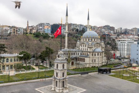 Mosquée Karakoï Nusretiye et tour de l'horloge tophane. La mosquée Nusretiye est une mosquée décorée située dans le quartier de Tophane à Beyoglu, Istanbul, Turquie..
