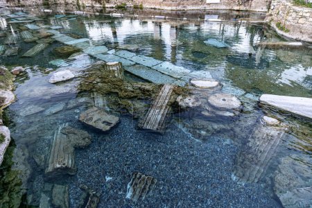 Foto de Cleopatra antigua piscina en Hierápolis Antigua ciudad. Piscina antigua (baño de Cleopatra) en Pamukkale Denizli Turquía. - Imagen libre de derechos