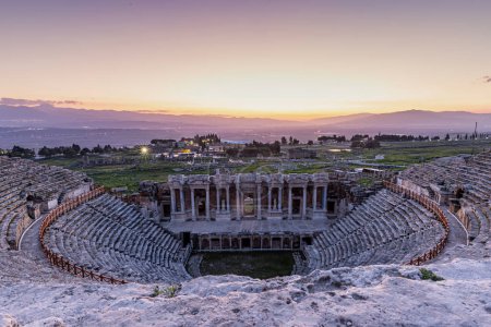 Amphitheater in der antiken Hierapolis. dramatischer Sonnenuntergang. UNESCO-Weltkulturerbe. Pamukkale, Truthahn