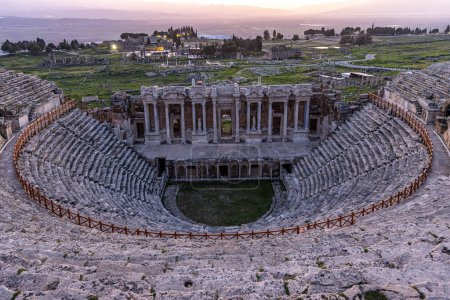 Anfiteatro en la antigua ciudad de Hierápolis. Cielo dramático al atardecer. Monumento al Patrimonio Cultural de la Unesco. Pamukkale, Turquía

