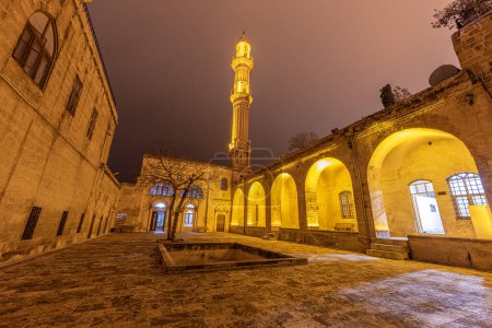 Außenansicht Sehidiye Moschee und Madrassa, ein beliebtes Wahrzeichen in Mardin, Türkei. Mardin Sehidiye Moschee, Nachtsicht, Türkei, Mardin.