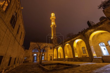 Vista exterior de la Mezquita Sehidiye y Madrassa, un hito popular en Mardin, Turquía. Mezquita de Mardin Sehidiye, vista nocturna, Turquía, Mardin.