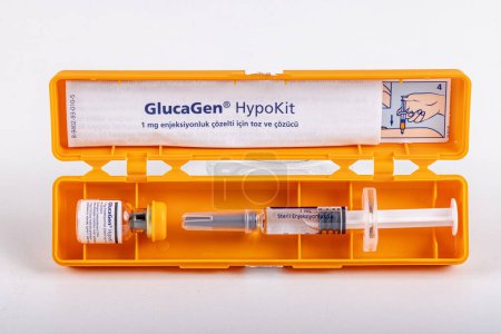 Téléchargez les photos : Istanbul Turquie 27 avril 2024 ; seringue de glucagon utilisée pour l'hypoglycémie chez les diabétiques de type 1. seringue avec glucagon. Coma diabétique, hypoglycémie. - en image libre de droit