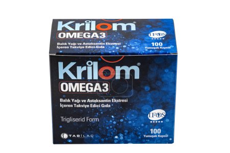 Foto de Estambul Turquía 27 de abril de 2024; Krilom Omega 3 forma triglicéridos es un suplemento alimenticio producido por la compañía Tabilac. Se vende en gel suave, cajas de 50 y 100 piezas. - Imagen libre de derechos