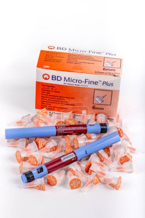 Foto de Estambul Turquía 27 abril 2024; BD Micro Fine plus Pen Needle 0,25 mm (31G) x 6 mm. Es una aguja para pluma de insulina. Se vende en cajas de 100 unidades. - Imagen libre de derechos