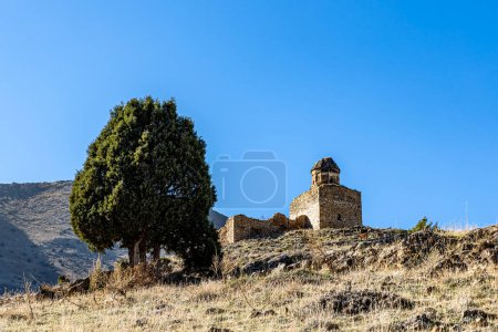 Situado en el pueblo de Altinsarac en el distrito de Gevas de Van, Iglesia de Santo Tomás. Ruinas de la Iglesia de Altinsarac en el lago Van, Turquía.