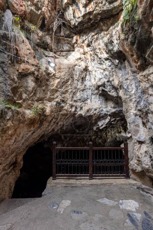 Personas que visitan el lugar sagrado, Cueva Eshab-i Kehf (Cueva de los Siete Durmientes). Las Siete Ruinas Durmientes o Cueva Ashab-i Kehf ubicada en Tarso, Turquía, es uno de los lugares más visitados de la región..