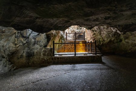 Téléchargez les photos : Les gens visitent le lieu sacré, la grotte Eshab-i Kehf (grotte des sept dormeurs). The Seven Sleepers Ruins ou Ashab-i Kehf Cave situé à Tarse, en Turquie, est l'un des endroits les plus visités de la région. - en image libre de droit