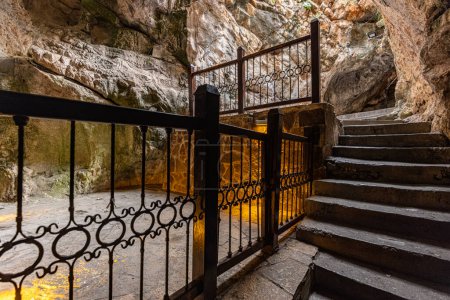 Les gens visitent le lieu sacré, la grotte Eshab-i Kehf (grotte des sept dormeurs). The Seven Sleepers Ruins ou Ashab-i Kehf Cave situé à Tarse, en Turquie, est l'un des endroits les plus visités de la région.