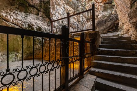 Téléchargez les photos : Les gens visitent le lieu sacré, la grotte Eshab-i Kehf (grotte des sept dormeurs). The Seven Sleepers Ruins ou Ashab-i Kehf Cave situé à Tarse, en Turquie, est l'un des endroits les plus visités de la région. - en image libre de droit