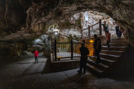 Téléchargez les photos : Mersin Tarse Turquie 19 avril 2024 ; Personnes visitant le lieu sacré, grotte d'Eshab-i Kehf (grotte de sept dormeurs)). - en image libre de droit