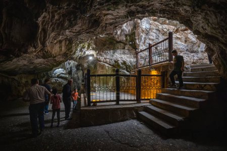 Téléchargez les photos : Mersin Tarse Turquie 19 avril 2024 ; Personnes visitant le lieu sacré, grotte d'Eshab-i Kehf (grotte de sept dormeurs)). - en image libre de droit