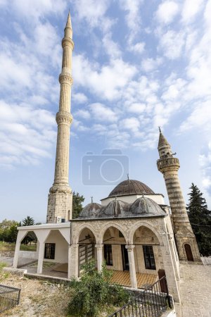 Téléchargez les photos : Mosquée Ashab-i Kehf, devant la grotte des Sept Dormeurs. Tarsus Mersin Turquie. - en image libre de droit