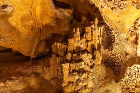 Téléchargez les photos : La grotte de Taskuyu est située dans le village de Taskuyu, à environ 10 km au nord-ouest du district de Tarsus dans la province de Mersin. Grotte de Taskuyu à Tarse, Mersin, Turquie. - en image libre de droit