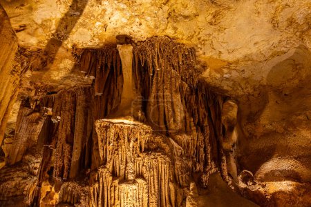 Taskuyu cueva se encuentra en Taskuyu Village, aproximadamente 10 km al noroeste del distrito de Tarsus de la provincia de Mersin. Cueva de Taskuyu en Tarso, Mersin, Turquía.