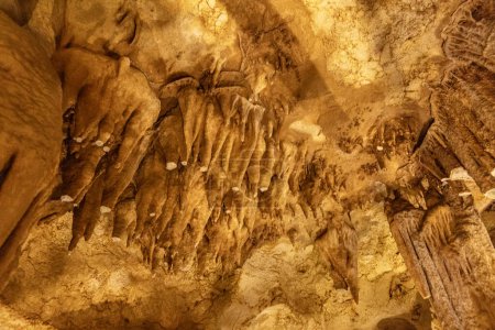 La grotte de Taskuyu est située dans le village de Taskuyu, à environ 10 km au nord-ouest du district de Tarsus dans la province de Mersin. Grotte de Taskuyu à Tarse, Mersin, Turquie.