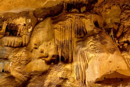 Taskuyu cueva se encuentra en Taskuyu Village, aproximadamente 10 km al noroeste del distrito de Tarsus de la provincia de Mersin. Cueva de Taskuyu en Tarso, Mersin, Turquía.