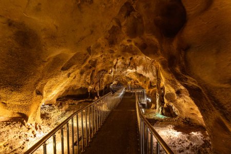 Téléchargez les photos : La grotte de Taskuyu est située dans le village de Taskuyu, à environ 10 km au nord-ouest du district de Tarsus dans la province de Mersin. Grotte de Taskuyu à Tarse, Mersin, Turquie. - en image libre de droit