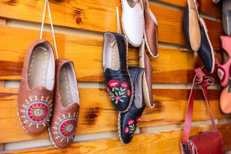 Sandalia. 'Yemeni', un calzado de cuero tradicional hecho a mano. Zapatos tradicionales de piel turca llamados yemení. Zapatos de zapatillas de cuero hechos a mano de colores que se muestran en el mercado callejero en Turquía.