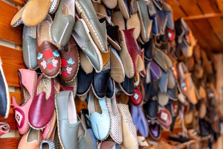 Sandale. 'Yemeni ', une chaussure traditionnelle en cuir faite à la main. Chaussures traditionnelles turques en cuir nommées yéménites. Chaussures de pantoufle en cuir coloré à la main affichées sur le marché de la rue en Turquie.