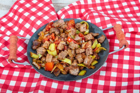 Saute à la viande dans une poêle traditionnelle Sac kavurma, cuisine turque. Saute à la viande turque Et sote à la tarte Sac à viande Tava. 
