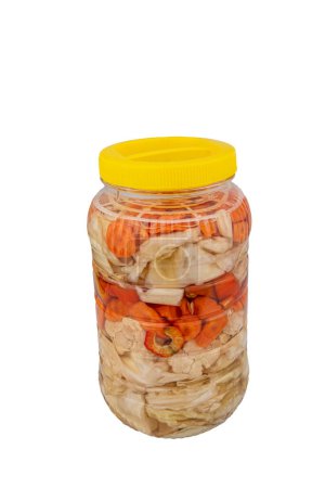 Zanahorias y chucrut. Surtido de verduras en vinagre mezcladas en un frasco de plástico, nombre turco; pepinillo.