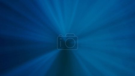 Téléchargez les photos : Photo sous-marine de rayons de soleil descendant dans l'océan bleu profond. - en image libre de droit