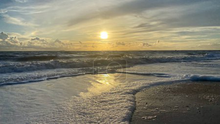 Foto de Paisaje y paisaje natural foto de una puesta de sol sobre el océano en colores naranja y amarillo dorado. - Imagen libre de derechos