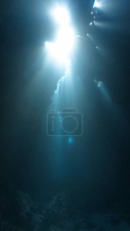 Foto de Foto submarina de rayos de sol dentro de una cueva - Imagen libre de derechos