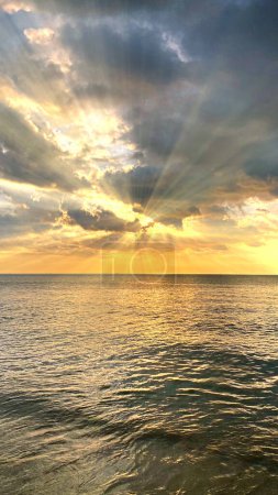 Téléchargez les photos : Paysage et nature photo de paysage d'un coucher de soleil sur la mer. De l'île tropicale Koh Lanta dans le sud de la Thaïlande. - en image libre de droit