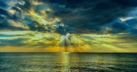 Foto de Destino escénico y fotografía artística. Increíble puesta de sol y nubes sobre el océano. De una isla tropical en el sur de Tailandia. - Imagen libre de derechos