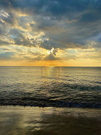 Téléchargez les photos : Destination scénique et photographie d'art. Coucher de soleil incroyable et nuages au-dessus de l'océan. D'une île tropicale dans le sud de la Thaïlande. - en image libre de droit