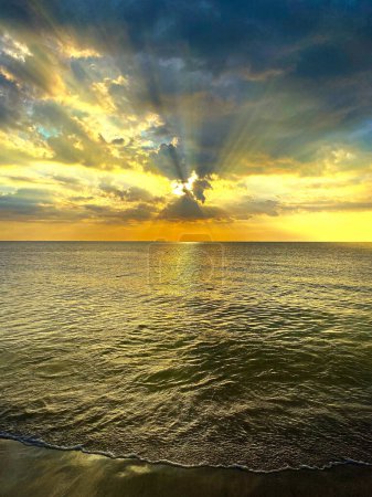 Téléchargez les photos : Destination centrale et photographie d'art. Coucher de soleil incroyable et nuages au-dessus de l'océan. D'une île tropicale dans le sud de la Thaïlande. - en image libre de droit