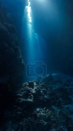 Foto submarina de luz solar mágica y santo grial dentro de una cueva
