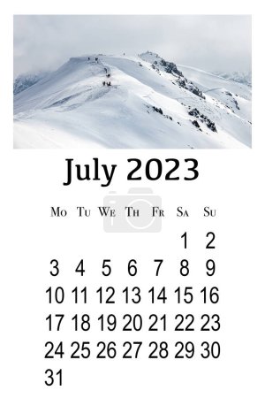 Téléchargez les photos : Carte de calendrier pour 2023. Calendrier mural vertical imprimable, la semaine commence le lundi. Beau paysage hivernal dans les montagnes polonaises Tatra. - en image libre de droit