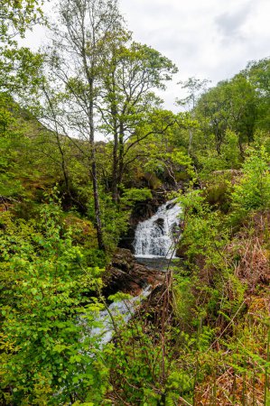 Schöne Berglandschaft in Schottland an einem sonnigen Maitag. Wasserfall