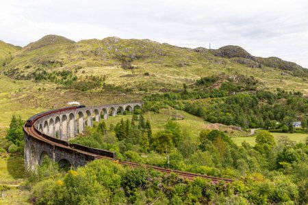 Téléchargez les photos : Le 2 juin 2022. Glenfinnan Écosse, Royaume-Uni. Paysage montagneux. Vue du viaduc ferroviaire. - en image libre de droit