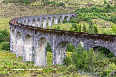 Téléchargez les photos : Le 2 juin 2022. Glenfinnan Écosse, Royaume-Uni. Paysage montagneux. Vue du viaduc ferroviaire. - en image libre de droit