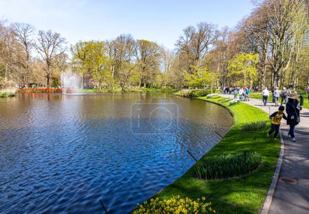 Téléchargez les photos : 14 avril 2022 Lisse Pays-Bas. Le jardin de printemps de Keukenhof à Lisse est l'une des plus grandes attractions des Pays-Bas. - en image libre de droit