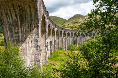 Escocia, Reino Unido. Paisaje de montaña. Vista del viaducto ferroviario.
