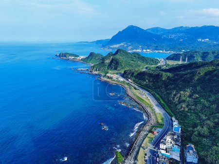 Luftaufnahme der Küstenautobahn in der Nordostecke Taiwans.