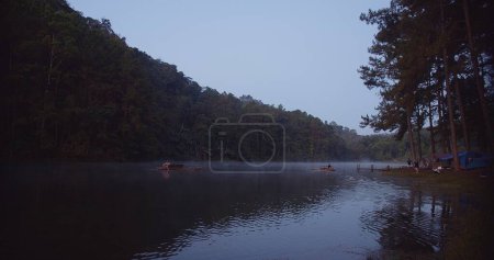 malerische Landschaft Flussteich im grünen tropischen Regenwald mit Bambus-Rafting am Morgen und Nebel über der Oberfläche, Urlaub Campingplatz Kiefern, Öko-Natur-Umweltkonzept